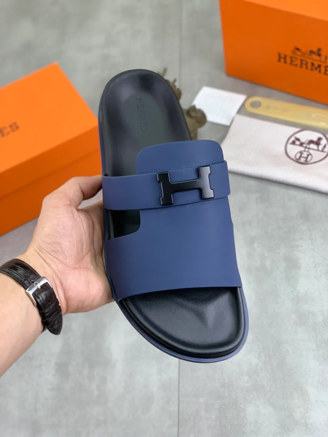 Men's shoes 💰P440 New [HERMES] high-end quality new Hermès slippers, made of imported silk calfskin, wear-resistant and non-slip rubber outsole. Fashionable and elegant code number: 39-44 (38 45 46 customized)